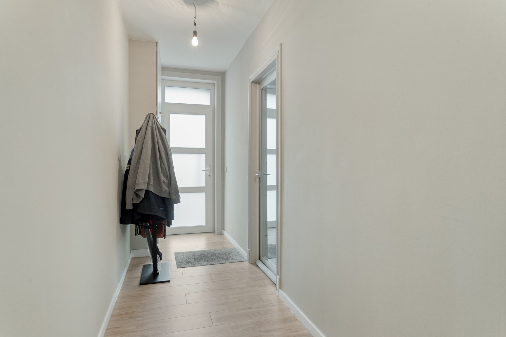 Ruime tussenwoning met stadstuintje en garage achteraan - foto 2