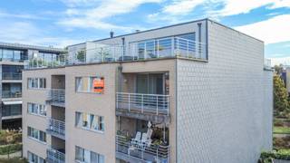 Voor bezoeken graag een profiel aanmaken via volgende link : https://mijnhuurprofiel.be/property/28c26730-d42e-40d9-a76c-2c873823b7c0 - <br />Een aangenaam, instapklaar appartement met oa. 2 slaapkamers, terras, een dubbele garage & ruime kelder, op een TOP-ligging nabij centrum en openbaar vervoer te Halle! Bestaande uit:<br />Op de derde verdieping: inkomhal (4.99m²), berging (2.04m²), leefruimte/eetplaats (36.91m²) met aansluitend een aangenaam terras met vrij uitzicht (7.12m²), ingerichte keuken (8.50m² -kookplaat, oven, dampkap, verlek, koelkast, diepvries), nachthal, 2 slaapkamers (12.17m²/8.56m² (met ingebouwde dressing)), apart toilet, badkamer (4.52m² - dubbele lavabo met meubel, nieuwe douche). Verder: dubbele garagebox (5.40m x 5.11m), ruime kelder (7.59m²).<br />Buitenschrijnwerk ALU dubbel glas - Centrale verwarming gas - EPC: 126 kWh/m² - UC: 20261006-0003961287-RES-1 - Label B - Provisie gemeenschappelijke lasten: 120 euro/maand<br />Nutsvoorzieningen: individuele tellers water, elektriciteit, gas, muggenramen, videofoon - Beschikbaar vanaf: 01/11/2026! - Lift in het gebouw - Bruikbare oppervlakte (EPC) : 98 m²
