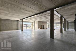 Gloednieuwe gelijksvloerse casco <strong>handels- of kantoorruimte</strong> met een oppervlakte van <strong>503 m²</strong> te huur.<br />Fantastisch gelegen langs de commerciële Torhoutsesteenweg met een vlotte bereikbaarheid met het openbaar vervoer. Geniet dankzij de talrijke raampartijen van veel natuurlijk lichtinval. In combinatie met de ligging is dit dé ideale locatie om uw bedrijf in de kijker te zetten.<br /><br />De ruimte is volledig casco en kan naar eigen wens worden ingericht, waarbij de talrijke raampartijen zorgen voor een overvloed aan natuurlijk licht. Dit, in combinatie met de toplocatie, maakt dit de ideale plek voor uw bedrijf. De ruimte is beschikbaar bij oplevering en biedt tal van mogelijkheden voor verschillende bedrijfsactiviteiten.<br />Ruime parkeermogelijkheden. Beschikbaar bij oplevering.<br />Eventueel op te splitsen in twee ruimtes.<br /><br />Contacteer <strong>PANORAMA B2B</strong> voor bijkomende (technische) inlichtingen, plannen of een vrijblijvend plaatsbezoek <strong>0479 70 70 73</strong>.