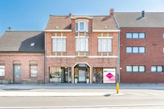 Welkom in het centrum van Melsele, Grote Baan 262, waar dit unieke handelspand met een bewoonbare oppervlakte van ca. 360 m² op een perceel van 160...