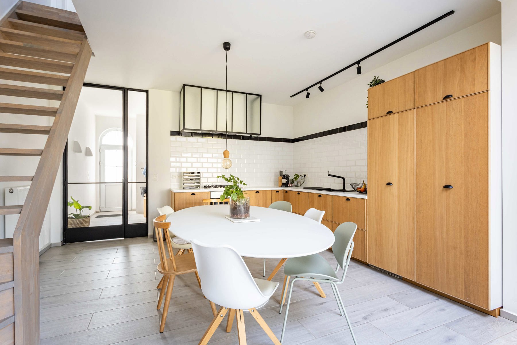 Instapklare totaal gerenoveerde woning in verkeersluwe straat! - foto 3