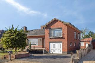 Op een kindvriendelijke locatie te Hulshout, treffen we deze vrijstaande split-level woning met 3 slaapkamers op een prachtig perceel van 1050 m².<br /><br />Deze uitstekend gelegen eengezinswoning bevindt zich in een residentiële buurt net buiten het centrum van Hulshout met winkels, scholen en openbaar vervoer binnen handbereik.<br /><br />De ruime inkomhal geeft toegang tot de gezellige, lichtrijke leefruimte met eetplaats en aparte zithoek. Aansluitend treffen we de ruime leefkeuken met ontbijtruimte en met zicht op de prachtige tuin. De badkamer is uitgerust met ligbad en enkele lavabo. Via de nachthal betreden we 3 ruime slaapkamers waarvan één uitgerust met inbouwkast.<br /><br />De vaste trap in de inkomhal geeft ons toegang tot de zéér ruime, inpandige garage met automatische poort en aansluitend geriefelijke berging met voorziening wasmachine en droogkast alsook douche. De achterdeur geeft ons toegang tot de ruime, rustgevende tuin. Verder geniet de woning nog een ruime, vrijstaande garage met aansluitende tuinbergingen. Rust en groen bieden de perfecte combinatie voor dit unieke geheel. Tal van fiets en wandelroutes zorgen voor de nodige ontspanning.<br /><br />Door de verschillende niveaus in de woning, geniet elke kamer een ruimtelijk gevoel en tevens toch de nodige privacy!<br /><br />Troeven: automatische rolluiken, bergzolder, volledig onderkelderd.<br /><br />Kom de mogelijkheden van deze veelzijdige woning snel ontdekken tijdens een plaatsbezoek.