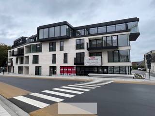 <strong>BEZOEK ONZE MODELAPPARTEMENTEN - 6% BTW MOGELIJK</strong><br /><br />2-slaapkamerappartement in nieuwbouwproject in het centrum van Zwevegem<br /><br />De lichtrijke appartementen worden afgewerkt met de meest kwalitatieve en duurzame materialen. <br /><br />Indeling: inkomhal, toilet, berging, lichtrijke leefruimte met open keuken, 2 slaapkamers en een badkamer. <br /><br />De zonnige terrassen hebben prachtig uitzicht op de Sint-Amanduskerk en de groene binnentuin. <br /><br />Mogelijkheid tot de aankoop van een ondergrondse parkeerplaats, garagebox en berging. <br /><br />Tevens is er een gemeenschappelijke fietsenberging voorzien in het gebouw. <br /><br />Bent u benieuwd? Wacht niet en mail ons op <strong>verkoop@groepthiers.be</strong> of bel <strong>0499/11 77 66 - 056 21 61 61</strong>