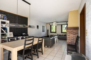 Op een uitstekende locatie in Sint-Katelijne-Waver (Elzestraat) bevindt zich deze ruime instapklare woning met 4 slaapkamers en mooie tuin. U bevindt zich hier op wandelafstand van winkels, scholen, eet-en drankgelegenheden en het openbaar vervoer. <br /><br />We betreden de woning via de inkomhal die toegang biedt tot het gastentoilet, de leefruimte, de inpandige garage, de badkamer met douche en dubbele lavabo en twee slaapkamers. De lichtrijke leefruimte (eetkamer/salon) geeft toegang tot de keuken en tot de tuin via een groot schuifraam. Naast de keuken bevindt zich nog een praktische berging die eveneens toegang geeft tot de zuid-oostelijk gerichte tuin waar u in alle rust kan genieten. Via de nachthal op de eerste verdieping heeft u toegang tot twee ruime slaapkamers.<br /><br />Dit is een uitstekende opportuniteit wanneer u op zoek bent naar een ruime woning met 4 slaapkamers op een uitstekende locatie te Elzestraat. Contacteer ons voor meer informatie op 0472 95 20 71 of neem een kijkje op www.boonstravastgoed.be .<br /><br />Bijzonderheden:<br />- kinderopvang in de buurt<br />- 2 scholen op wandelafstand<br />- Nabijheid E19
