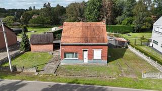 <p>In de Bosstraat 15 in Beringen vindt u een ruim eigendom met een bijzonder interessant ontwikkelingspotentieel. Het perceel heeft een totale oppervlakte van maar liefst 1.605 m², met een breedte van circa 29,5 meter en een maximale diepte van ongeveer 61,5 meter. De huidige vrijstaande woning kan worden afgebroken om plaats te maken voor twee nieuwe open bebouwingen.<br /><br />Dit maakt het perceel bijzonder interessant voor wie op zoek is naar een sterke investering of een kleinschalig nieuwbouwproject. De mogelijkheid om op één ruim perceel twee kwalitatieve woningen te realiseren, biedt verschillende perspectieven: voor eigen ontwikkeling, verkoop van beide woningen of als investering op langere termijn. Onder de geldende voorwaarden kan afbraak en heropbouw bovendien vallen onder het verlaagde btw-tarief van 6%.<br /><br />Ook de ligging speelt in het voordeel van dit project. De Bosstraat is een rustige en kindvriendelijke straat, gelegen vlak bij Koersel Kapelleke. De speeltuin en het bekende ijssalon bevinden zich op korte afstand, wat de omgeving bijzonder aantrekkelijk maakt voor gezinnen. Tegelijk zijn de winkels en dagelijkse voorzieningen van het centrum van Koersel vlot bereikbaar.<br /><br />De combinatie van de ruime perceeloppervlakte, de mogelijke realisatie van twee open bebouwingen en de aantrekkelijke ligging maakt van dit geheel een opportuniteit die niet vaak op de markt komt. De bestaande woning is hierbij vooral interessant vanuit het oogpunt van afbraak en herontwikkeling.<br /><br />Pluspunten:<br />- Interessante projectgrond voor 2 open bebouwingen<br />- Totale perceeloppervlakte van 1.605 m²<br />- Perceelbreedte van 29,5m<br />- Maximale diepte van 61,5m<br />- Goede investering<br />- Mogelijkheid tot afbraak en heropbouw<br />- 6% btw bij afbraak en heropbouw<br />- Rustige en zeer kindvriendelijke ligging<br /><br />Maatregelen opgenomen in het Maatregelenregister: nee<br /><br />Voor meer informatie over deze projectopportuniteit of een bezichtiging ter plaatse, bel ons op 078/78.78.70, of kom gewoon binnen op ons kantoor, steeds welkom!</p>