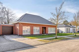 Deze instapklare gelijkvloerse woning is gelegen in een rustige, residentiële woonwijk te Sint-Job-in-’t-Goor met uitsluitend plaatselijk verkeer...