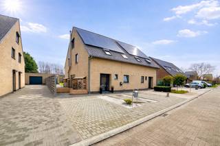 In een rustige straat in het toffe Doornzele/Evergem bevindt zich deze perfect onderhouden halfopen bebouwing, 100% instapklaar en ideaal voor...