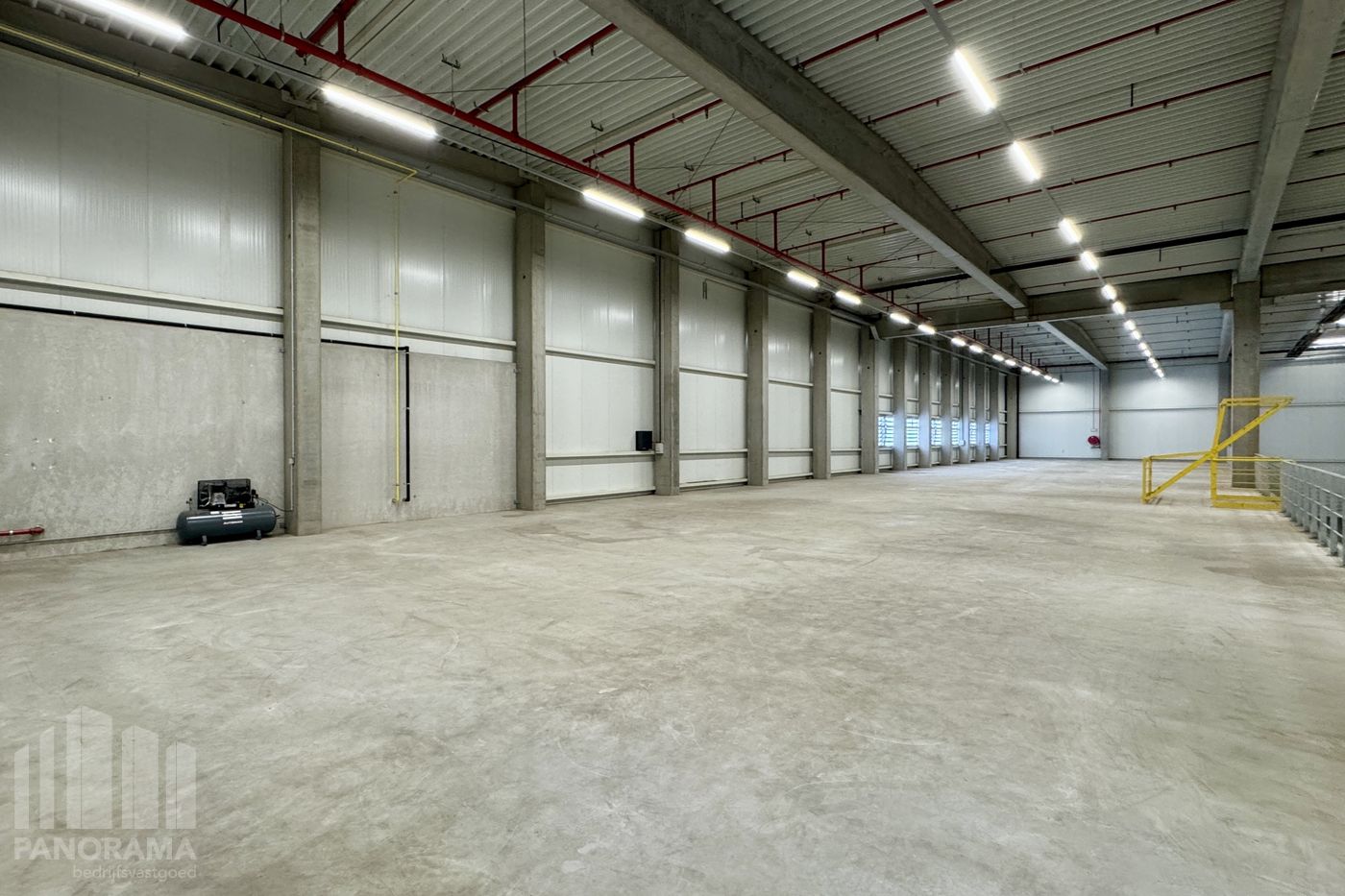 Strategisch gelegen in Boom: 6.515 m² magazijn, 756 m² mezzanine en 190 m² kantoren - photo 5