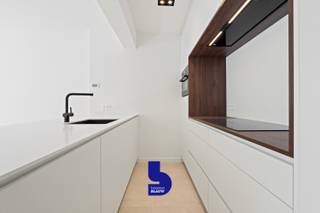 Prachtig afgewerkt appartement met twee slaapkamers, gelegen op de eerste verdieping (met lift) van een kleinschalige en gezellige residentie...