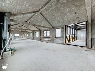 De loft in Residentie Van Simaey belichaamt ware ruimtelijke vrijheid met zijn open, loftachtige indeling, industriële elementen en stijlvolle details. Deze unieke leefruimte biedt bewoners een ongeëvenaarde combinatie van eigentijds design en historische ambiance, waardoor het de ideale plek is voor wie op zoek is naar een inspirerende en karaktervolle woonervaring. Het appartement heeft een BVO van 250m².<br /><br />Wenst u meer informatie? Contacteer ons en maak een afspraak met Benjamin op 0473 97 08 80 of benjamin@rosseel.be.