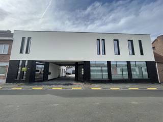 Praktijkruimte met woonst, totaal vernieuwd, in hartje LebbekeIn het centrum van Lebbeke, op wandelafstand van het station, bevindt zich deze...