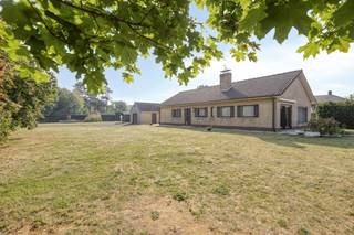 In a quiet location in Oostduinkerke, on the corner of Kerkhofstraat and Farasijnstraat, we find this single-storey villa for sale. The house to be refreshed is located on a plot of no less than 2,342m²!Looking for interesting real estate in Koksijde - Oostduinkerke? Be sure to read on!LAYOUT> Ground floor- Entrance hall with separate toilet- Sunny living area with wood fireplace- Kitchen- Dining area- Storage room with washing machine connection- Night hall- 3 bedrooms- Bathroom with bath and washbasin> The spacious attic (64m²) can also be perfectly furnished.> Outside, the spacious garden (2,342m²) has a garage (37m²) and a garden house (22.5 m²).STRENGTHS+ Very quiet location, near the dunes and Hof ter Hille golf course+ Single storey villa = suitable for lifelong living!+ Easily accessible, easy connection to the E40Interested in this home with many options in Oostduinkerke? Please do not hesitate to contact the file manager Sarah Velle at 0470 10 52 78 or sarah.velle@dewaele.com.