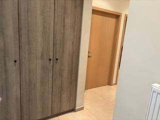 Bent u op zoek naar een comfortabel en praktisch ingedeeld appartement op een vlot bereikbare locatie? Dan is dit gelijkvloerse appartement in de Arme-Klarenstraat 12 bus 1 te Roeselare zeker een bezoek waard.<br /><br />Bij het binnenkomen wordt u verwelkomd in de inkomhal (met ingemaakte kasten) die toegang biedt tot de verschillende ruimtes. De lichtrijke leefruimte met open keuken vormt het centrale gedeelte van het appartement en biedt een aangename woonomgeving. De keuken is uitgerust met een koelkast, oven en microgolfoven, waardoor u meteen over het nodige comfort beschikt. Verder zijn er twee volwaardige slaapkamers aanwezig, ideaal voor een gezin, koppel of alleenstaande die extra ruimte wenst. De badkamer is voorzien van een douche en toilet, daarnaast beschikt het appartement nog over een afzonderlijk gastentoilet. Extra praktisch zijn de twee aanwezige bergingen (1 berging voorziet aansluiting voor wasmachine en droogkast) die zorgen voor voldoende opbergruimte.<br /><br />Dankzij de centrale ligging bevinden winkels, scholen, openbaar vervoer en andere dagelijkse voorzieningen zich op korte afstand. Bovendien geniet u van het comfort en de toegankelijkheid van een appartement op het gelijkvloers.<br /><br />Het appartement is onmiddellijk beschikbaar, waardoor u zonder lange wachttijden uw nieuwe thuis kunt betrekken.<br /><br />Huurprijs = 775€ + 50€ syndic = 825€/maand
