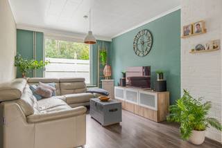 <p>Gelegen aan de Spoorweglaan in Boom, combineren we hier comfort en bereikbaarheid in een gezellige en instapklare rijwoning.  Dit huis bevindt zich recht tegenover het park van Boom, een zeer rustige en aangename woonomgeving!  Verschillende winkels, scholen en het openbaar vervoer bevinden zich in de nabije omgeving.  De oprit van de A12 ligt op slechts 2 min. rijden, ideaal voor woon-werkverkeer.   <br /><br />U vindt in deze woning: <br /><br />-1: een boogkelder<br />GLVL: een inkomhall, een gezellige woonkamer, een nieuw ingerichte ruime keuken, een apart gastentoilet en een wasplaats/berging<br />1eV: een nachthall, 2 slaapkamers en een nieuw ingerichte badkamer met een 2e toilet <br />2eV: een 3e slaapkamer met berging onder het schuine dak<br /><br />Verder is er nog een west-gerichte achtertuin met tuinhuis/berging, een 1e open terras en een overdekt terras.  Het is mogelijk om een garage te bouwen in de tuin, waar een uitweg voorzien is. Er is ruim parkeergelegenheid in de straat en aan het park. <br /><br />Dit huis werd zeer goed onderhouden en is volledig instapklaar!  De keuring van de elektriciteit is volledig conform en het EPC heeft een zeer goed score: Label C.<br />Wilt u deze woning graag bezichtigen? Neem gerust contact met ons op voor meer informatie of een afspraak ter plaatse.</p>