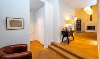 <p><span>ANTWEPREN - Zuid : </span><span>Stijlvol gerenoveerd appartement met 3 slaapkamers, 2 badkamers en royaal terras</span></p><p><span> </span></p><p><span>BESCHRIJVING :</span></p><p><span>Op een gegeerde locatie op 't Zuid, recht tegenover het voormalige Justitiepaleis, bevindt zich dit uitzonderlijk ruime en stijlvolle appartement. Dit werd met veel zorg gerenoveerd, waarbij de authentieke charme behouden bleef en werd aangevuld met hedendaags wooncomfort.</span></p><p><span>Via de inkomhal met gastentoilet en vestiaireruimte bereikt u de aangename leef- en eetkamer op parket.</span></p><p><span>De leefruimte bestaat uit een sfeervolle zithoek met gashaard en een elegante eetkamer. </span></p><p><span>De volledig uitgeruste keuken beschikt over een veelvoud aan kasten en alle nodige toestellen. Zowel vanuit de eetkamer als de keuken heeft u toegang tot het ruime en gezellige terras.</span></p><p><span>De master bedroom beschikt over een en-suite badkamer voorzien van een dubbele wastafel, ligbad, inloopdouche en toilet. </span></p><p><span>Daarnaast zijn er nog twee volwaardige slaapkamers en een tweede badkamer met wastafel, inloopdouche en toilet.</span></p><p><span>Verder beschikt het appartement over een privatieve kelder.</span></p><p><span> </span></p><p><span>Autostaanplaats mogelijk aan 165 €/maand</span></p><p><span> </span></p><p><span>BIJZONDERHEDEN :</span></p><p><span> </span></p><ul><li><span>Volledig gerenoveerd met hoogwaardige materialen </span></li><li><span>Authentieke elementen zorgvuldig bewaard </span></li><li><span>Plafondhoge deuren en prachtige moulures </span></li><li><span>Visgraatparket doorheen het appartement </span></li><li><span>Zeer aangename natuurlijke lichtinval </span></li><li><span>Ruim terras </span></li><li><span>Mogelijkheid tot huren via een vennootschap </span></li><li><span>Vlotte verbinding naar de Ring van Antwerpen </span></li><li><span>Beschikbaarheid: Ten vroegste vanaf 01/10/2026 - overeen te komen</span></li><li><span>Provisie gemeenschappelijke kosten: 125 €/maand</span></li></ul><p><span> </span></p><p><span>Een uniek appartement waar karakter, ruimte en comfort samenkomen op een van de meest gegeerde locaties van Antwerpen Zuid.</span></p><p><span> </span></p><p><span> </span></p><p><span> </span></p>