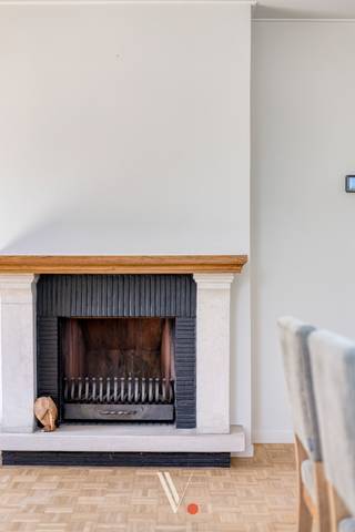 Dit gerenoveerde appartement in het centrum van Izegem combineert een royale bewoonbare oppervlakte van 140 m² met een uitstekende bereikbaarheid. Dankzij de gunstige ligging (Mobiscore 8,6) bevinden winkels, scholen en horeca zich op wandelafstand. Met een energiezuinig EPC-label B kiest u bovendien voor een toekomstbestendige woning.<br />Het appartement is geschikt voor eigen bewoning, maar vormt door zijn instapklare staat en centrale ligging ook een uiterst aantrekkelijke opbrengsteigendom voor investeerders. Beschikbaar bij notariële akte.<br /><strong>Indeling</strong>
<ul>
<li><span><strong>Inkom:</strong> Ruime inkomhal met apart gastentoilet.</span></li>
<li><span><strong>Woon- en kookruimte:</strong> Lichtrijke leefruimte en een volledig ingerichte keuken, die beiden direct toegang bieden tot het terras met een mooi, open zicht.</span></li>
<li><span><strong>Verder:</strong> 2 volwaardige, ruime slaapkamers, een moderne badkamer met inloopdouche en een praktische, aparte wasplaats/berging.</span></li>
<li><span><strong>Extra:</strong> Private kelderberging en een vlot toegankelijke ondergrondse staanplaats.</span></li>
</ul>
<strong>De grootste troeven op een rij</strong>
<ul>
<li><span>Maar liefst <strong>140 m² bewoonbare oppervlakte</strong>.</span></li>
<li><span><strong>Instapklaar & Energiezuinig:</strong> Grondig vernieuwd en voorzien van een gunstig EPC-label B.</span></li>
<li><span><strong>Toplocatie:</strong> In het hart van Izegem (Mobiscore 8,6) met alle voorzieningen vlakbij.</span></li>
<li><span><strong>Zorgeloos parkeren:</strong> Inclusief ondergrondse autostaanplaats en extra kelderberging.</span></li>
</ul>