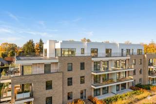 Dit dakappartement van 203 m² ligt in Domein Beverhof langs de Beversesteenweg in Roeselare. Het bevindt zich in een afgesloten domein met een...