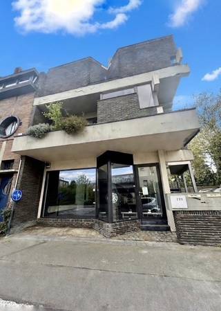 Deze unieke commerciële ruimte bevindt zich in een iconisch brutalistisch gebouw uit 1968 aan de Hundelgemsesteenweg 220 in Ledeberg (Gent). Met...