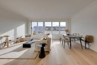 <p><span>Ontdek dit volledig gerenoveerde appartement op de vierde verdieping, ideaal gelegen op de grens tussen de levendige Brederodewijk en de karaktervolle Harmoniewijk. Een centrale locatie waar stadsleven, comfort en bereikbaarheid naadloos samenkomen.</span></p><p><span> </span></p><p><span>De lichtrijke leefruimte vormt het hart van het appartement en geniet van een aangename openheid dankzij de grote raampartijen. De open, volledig geïnstalleerde keuken sluit hier perfect op aan en creëert een moderne en praktische leefomgeving. Doorheen het hele appartement zorgt de volhouten eiken parketvloer voor een warme, tijdloze uitstraling.</span></p><p><span> </span></p><p><span>Het appartement beschikt over drie volwaardige slaapkamers, die flexibel kunnen worden ingericht als master bedroom, kinderkamer, bureau of dressing. De badkamer is volledig vernieuwd en afgewerkt in een hedendaagse, neutrale stijl met aandacht voor comfort en gebruiksgemak.</span></p><p><span> </span></p><p><span>Verder is er een praktische bijkeuken met aansluiting voor was- en droogmachine, wat zorgt voor extra functionele ruimte binnen het appartement. Een apart gastentoilet verhoogt het dagelijkse wooncomfort.</span></p><p><span> </span></p><p><span>Als bijkomende troef beschikt het appartement over een privatieve kelderberging, ideaal voor extra opslag.</span></p><p><span> </span></p><p><span>De ligging is bijzonder aantrekkelijk: op wandelafstand van de Theaterbuurt en ’t Zuid, waar u een ruim aanbod vindt aan restaurants, cultuur en winkels. Dankzij de vlotte verbinding via de Leien bent u bovendien snel in en rond de stad.</span></p><p><span> </span></p><p><span>Bijzonderheden</span></p><ul><li><span>Volledig gerenoveerd appartement</span></li><li><span>Energielabel B</span></li><li><span>Bijkeuken met aansluiting was- en droogmachine</span></li><li><span>Apart gastentoilet</span></li><li><span>Privatieve kelderberging</span></li><li><span>Centrale ligging nabij de Leien</span></li></ul><p><span> </span></p><p><span>Bent u op zoek naar een instapklaar appartement met ruimte en een uitstekende ligging in Antwerpen? Contacteer ons via <span>thomas.onzia@urbainvastgoed.be</span></span><span> of bel 03 501 97 16 voor meer informatie of een bezoek.</span></p><p><span> </span></p><p><span>Bodemattest en stedenbouwkundige inlichtingen in aanvraag.</span></p><p><span> </span></p>