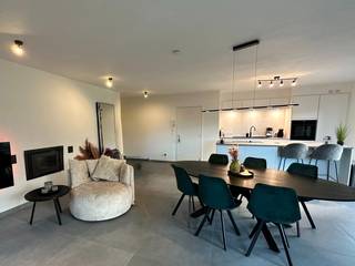 Interesse? Druk op "<strong>ik stel me kandidaat</strong>" of kopieer volgende link https://m3-zwijndrecht.mijnhuurprofiel.be/property/5deb464f-5643-41c3-bdec-3be3a0f3acc6 en vul al je gegevens is. Wij contacteren je zo snel mogelijk op voor een afspraak te maken.<br /><br />Op zoek naar een <strong>gemeubeld appartement</strong> vlakbij invalswegen naar Sint-Niklaas, Gent en Antwerpen? Kom dan snel eens langs in de Gentse Baan 51 b4, 9100 Sint-Niklaas. <strong>OPGELET: dit appartement is beschikbaar voor korte duur va</strong><strong>naf 01/10/2026 tot 31/05/2027.</strong><br /><br />Het appartement is recent gerenoveerd. Zo zijn de ramen, keuken, badkamer en vloeren volledig vernieuwd geweest.<br />Je komt binnen in de lichtrijke en ruime <strong>woonkamer</strong>. Deze geeft toegang tot de <strong>tuin</strong>. De moderne<strong> open keuken</strong> is voorzien van kookvuur, lavabo, vaatwasser, combi-stoomoven en quooker kraan.<br />Verder is er nog een<strong> badkamer </strong>met douche, lavabomeubel en infraroodverwarming. De<strong> slaapkamer</strong> is uitgerust met ingemaakte kasten en een twee persoonsbed. In de berging vind je de aansluitingen voor wasmachine en droogkast.<br /><br /><u><strong>EXTRA:</strong></u>
<ul>
<li>Overal zijn elektrisch bedienbare rolluiken.</li>
<li>Airco voorzien in de woonkamer</li>
<li>Pelletkachel in de woonkamer</li>
<li>De <strong>garage</strong> zit in de huurprijs inbegrepen.</li>
</ul>
<u><strong>KOSTEN:</strong></u><br />Huur: 950 euro/maand + 250 euro/maand (nutsvoorzieningen en inboedel)<br />Waarborg: 3 maanden huur<br />Plaatsbeschrijving: 270 euro per partij<br /><br />EPC: 199 kWh/m<sup>2</sup>jaar, UC: 2752844