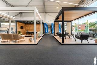 <h1>Winkelruimte / showroom van ca. 240 m² op toplocatie in Sint-Job-in-'t-Goor</h1>
<p><strong>Op zoek naar een commerciële ruimte met uitstraling, visibiliteit en parkeergelegenheid?</strong><span> </span>Deze mooie winkelruimte/showroom van ca.<span> </span><strong>240 m²</strong><span> </span>is gelegen op een<span> </span><strong>toplocatie in Sint-Job-in-'t-Goor</strong><span> </span>en biedt tal van mogelijkheden voor diverse handels- en kantooractiviteiten.</p>
<p>De ruimte beschikt over een<span> </span><strong>ruime etalage</strong>, waardoor uw zaak een uitstekende zichtbaarheid geniet. Dankzij de grote raampartijen is er bovendien<span> </span><strong>veel natuurlijke lichtinval</strong>, wat zorgt voor een aangename en professionele werkomgeving.</p>
<p>Voor de deur zijn<span> </span><strong>4 private parkeerplaatsen</strong><span> </span>voorzien, een belangrijke troef voor zowel klanten als medewerkers.</p>
<h3>Indeling</h3>
<ul>
<li>Ruime showroom</li>
<li>Receptiebalie</li>
<li>Aparte bureauruimte met aansluitende keuken</li>
<li>Toilet M/V</li>
<li>4 parkeerplaatsen voor de deur</li>
</ul>
<p>Een<span> </span><strong>instapklare commerciële ruimte op een uitstekende locatie</strong>, ideaal voor een winkel, showroom, kantoor of andere commerciële activiteit.<br /><br /><strong>Beschikbaar vanaf 01/01/2027.</strong></p>
<p><strong>Interesse? Neem contact op voor meer informatie of een bezichtiging!</strong></p>