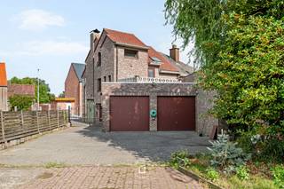 Deze <strong>ruime en veelzijdige handelswoning incl. 2 garages</strong>, met een<strong> totale opp. van circa 300 m²</strong> is strategisch gelegen op wandelafstand van winkels, scholen en het openbaar vervoer. Het pand deed voorheen dienst als bakkerij en biedt door zijn royale indeling buitengewoon veel potentieel voor wie<strong> wonen wil combineren met een handels- of zelfstandige activiteit,</strong> of voor wie op zoek is naar een uitzonderlijk<strong> ruime gezinswoning op een perceel van 651 m². Het gelijkvloers</strong> is praktisch ingericht en omvat een inkomhal, een voormalige winkelruimte van ca. 32 m², een extra polyvalente ruimte, een ruim atelier, een toilet en een bijkomende berging. De riante garage biedt plaats aan twee wagens en leidt via een handige doorgang naar het terras en de tuin achteraan het gebouw, waar tevens extra parkeermogelijkheden zijn. <strong>Op de eerste verdieping </strong>bevindt zich het woongedeelte met <strong>een eigen inkomhal,</strong> met een gezellige leefruimte, een keuken, een wasplaats en een afzonderlijk toilet. <strong>De tweede verdieping </strong>telt drie volwaardige slaapkamers en een badkamer. Via een vaste trap is er bovendien toegang tot een ruime zolder die extra uitbreidingskansen biedt. Het pand heeft een stevige basis uit 1990 met een pannendak, houten buitenschrijnwerk met dubbele beglazing en verwarming via accumulatie gecombineerd met airconditioning. Droomt u ervan om dit pand uitsluitend als royale gezinswoning te benutten? De mogelijkheden zijn er! Het staat de koper volledig vrij om op eigen initiatief en op eigen kosten bij de bevoegde instanties te onderzoeken of een bestemmingswijziging naar volledige woonwoonfunctie haalbaar is en hiervoor de nodige aanvraag in te dienen.<strong> EPC LABEL C EN D. </strong>