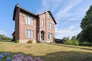 <p>Op een prachtig perceel van maar liefst 49 are bevindt zich deze originele serristenwoning met veel karakter en mogelijkheden. De woning zelf beschikt over drie slaapkamers, een ruime keuken en woonkamer, een veranda en een kelder. Op de zolder is er potentieel om extra slaapkamers te creëeren. De serristenwoning is rustig gelegen, omgeven door groen, en biedt dankzij haar ligging en oppervlakte tal van mogelijkheden voor wie op zoek is naar ruimte, rust én potentieel.<br /><br />Wat deze eigendom extra bijzonder maakt, is dat er momenteel een verkavelingsaanvraag in voorbereiding is voor de creatie van twee bijkomende bouwgronden naast de woning van elk ongeveer 14 are.</p><p>Deze eigendom biedt mogelijks een unieke kans voor projectontwikkeling of voor wie wil wonen in een groene omgeving met de kans om naastgelegen bouwgronden aan te houden of te verkopen.<br /><br />Of u nu op zoek bent naar een charmante woning met grote tuin, een investeringskans of een ontwikkelingsproject – deze eigendom biedt het allemaal.<em><br /><br /></em>Voor meer info of een bezichtiging, neem contact op via frank.geurts@living-stone.be) of +32 484 58 00 24.</p>