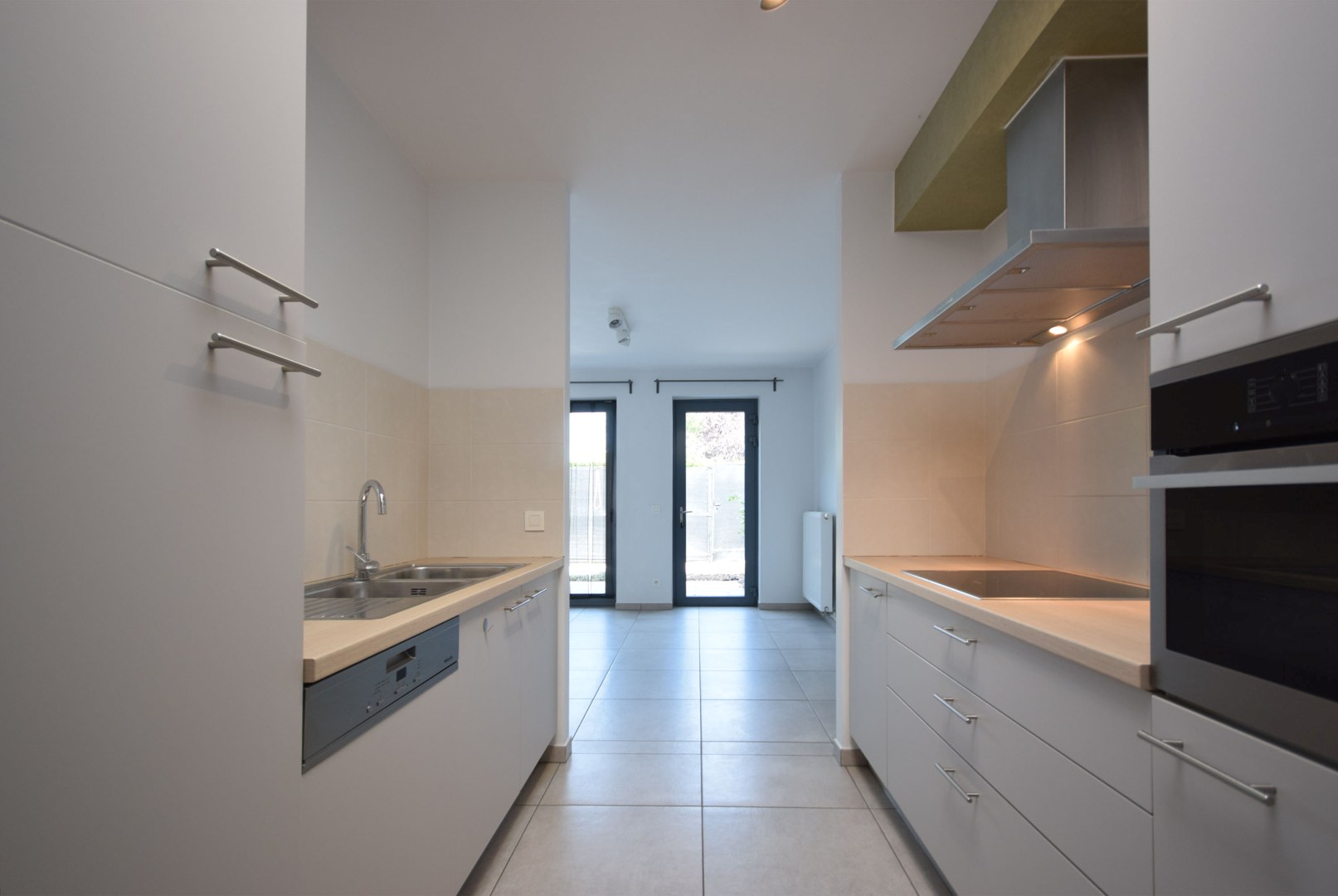 GEZELLIGE GELIJKVLOERSE WONING MET TUIN, TERRAS EN PRIVATIEVE PARKING - foto 5