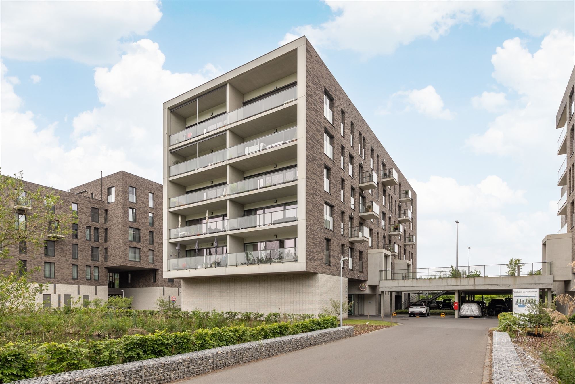 double garage
 - photo 2