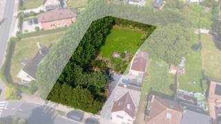Op zoek naar de ideale locatie om jouw droomwoning te realiseren? Dan is deze prachtig gelegen bouwgrond in Avelgem absoluut het ontdekken waard.<br /><br />Met een royale perceeloppervlakte van 1.151 m² biedt deze bouwgrond alle ruimte voor het bouwen van jouw woning, volledig afgestemd op jouw woonwensen.<br /><br />Uitstekende ligging in een aangename woonomgeving, met toch alle dagelijkse voorzieningen binnen handbereik (winkels, scholen, sportfaciliteiten, horeca en openbaar vervoer)<br /><br />Ruime perceeloppervlakte ideaal voor het realiseren van een vrijstaande gezinswoning met een grote tuin, terras en voldoende parkeermogelijkheden.<br /><br />Nuttige informatie:<br />- Totale bebouwde oppervlakte van het hoofdgebouw: 250 m²<br />- Totale bebouwde oppervlakte (incl. allerhande bijgebouwen): 320 m²<br />- Bouwdiepte hoofdgebouw: min. 8 m en max 20 m<br />- Max. 2 bouwlagen<br />- Plat- of hellend dak<br />- Mogelijkheid van een carport/garage + tuinberging<br /><br />Interesse? Contacteer ons snel voor een afspraak.<br />Geen bouwverplichting.<br /><br />(Ref.: RVP/25092/K)