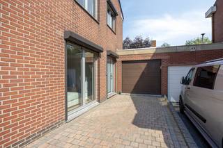 Instapklare halfopen bebouwing met prachtige zuidoostgerichte tuin<br /><br />Op zoek naar een instapklare en uitstekend onderhouden woning met een aangename buitenruimte? Dan is deze verzorgde halfopen bebouwing, gelegen aan de Democratielaan 6 in Landen, zeker een bezoek waard.<br /><br />De woning is gelegen op een mooi perceel van 4a 39ca en valt meteen op door haar verzorgde staat en aangename lichtinval. Via de lichtrijke inkomhal betreedt u de woning en komt u in de ruime woonkamer. Hier zorgt de palletkachel niet alleen voor extra warmte, maar ook voor een gezellige sfeer.<br /><br />Aansluitend bevindt zich de ruime en volledig geïnstalleerde keuken. Dankzij de aangrenzende veranda geniet deze leefruimte van bijzonder veel natuurlijke lichtinval en ontstaat er een aangenaam gevoel van ruimte. Vanuit de veranda heeft u rechtstreeks zicht en toegang tot de prachtig aangelegde tuin.<br /><br />De tuin is zuidoost georiënteerd en beschikt over een ruim en gezellig terras waar het heerlijk vertoeven is. Dankzij de twee tuinhuizen is er bovendien voldoende bergruimte voor tuinmateriaal, fietsen en andere benodigdheden.<br /><br />Op de eerste verdieping bevinden zich drie slaapkamers. Momenteel wordt één kamer gebruikt als bureau en een tweede als dressing, waardoor de woning flexibel kan worden ingericht volgens uw eigen behoeften. Op deze verdieping is eveneens een opbergruimte voorzien met droogkast. <br /><br />Een bijkomende troef is de ruime garage, die plaats biedt aan één wagen en rechtstreeks naast de woning gelegen is. Hierdoor beschikt u over zowel een praktische parkeeroplossing als extra bergruimte.<br /><br />Deze woning combineert een uitstekende staat van onderhoud, veel lichtinval, een aangename leefruimte en een prachtig aangelegde tuin. Een ideale woning voor wie zonder grote renovatiewerken wil verhuizen en meteen wil genieten van een comfortabele thuis.<br /><br /><strong>Troeven:</strong>
<ul>
	<li>Instapklare en zeer goed onderhouden halfopen bebouwing</li>
	<li>Perceel van 4a 39ca</li>
	<li>Lichtrijke leefruimtes</li>
	<li>Gezellige woonkamer met palletkachel</li>
	<li>Ruime, volledig geïnstalleerde keuken</li>
	<li>Veranda met zicht op de tuin</li>
	<li>Prachtig aangelegde, zuidoostgerichte tuin</li>
	<li>Ruim terras</li>
	<li>Twee tuinhuizen met voldoende bergruimte</li>
	<li>3 slaapkamers, waarvan momenteel één als bureau en één als dressing ingericht</li>
	<li>Wasmachineaansluiting op de eerste verdieping</li>
	<li>Ruime garage voor één wagen</li>
</ul>
<br /> 