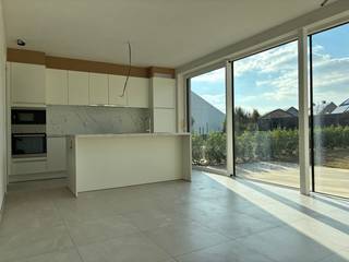 Op het einde van een rustige verkaveling, Gaston Vallaeystraat, vinden we deze halfopen bebouwing terug. De directe ligging nabij de E403 &amp; AZ Delta is hier al een eerste troef!<br /><br />De moderne woning is traditioneel gebouwd en beschikt over de nieuwste energiebesparende technieken.<br /><br />Indeling: inkomhal met gastentoilet, verder door naar de ruime leefruimte waar u geniet van veel natuurlijk lichtinval door de vele raampartijen, de open ingerichte keuken en ruime aparte berging bij keuken waar alle technieken ook voorzien zijn en inpandige garage. Op de eerste verdieping zijn 3 slaapkamers voorzien, apart toilet en badkamer met ligbad, douche en lavabo met meubel.<br /><br />De woning wordt voorzien van mooie ruime tuin, waar het aangenaam vertoeven wordt en u de ganse dag van de zon kunt genieten. Terras en afsluiting met aanpalende woning is reeds voorzien. <br /><br />Grondoppervlakte: 408,45m²<br />Bewoonbare oppervlakte: 158,77m²<br /><br />Troeven: <br />- Volledig afgewerkte en instapklare woning<br />- BEN woningen (E10)= laag verbruik voor verwarming, ventilatie en warm water<br />- Lage temperatuurverwarming d.m.v. vloerverwarming <br />- Hernieuwbare energie: zonnepanelen en warmtepomp<br />- Regenwaterrecuperatie<br />- Inpandige garage<br /><br />Ligging: <br />- Rustige, reeds gerealiseerde verkaveling <br />- Op 5 min van op- &amp; afrit complex E403<br />- Op 5 min van AZ Delta<br />- 2 treinstations op minder dan 6km (Izegem &amp; Roeselare)<br /><br />Ook op zoek naar een nieuwbouwwoning die energiezuinig is in een rustige buurt? Maak dan nu uw afspraak voor een bezoek!<br /><br />(grond onder registratie, constructie met btw)