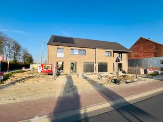 ACTIE MEI - JUNI - JULI = 50% MEER HANDELSWAARDE OP HET SANITAIRMogelijk aan 6% BTW5 Nieuwbouwwoningen te koop gelegen te Roeselarestraat 376...