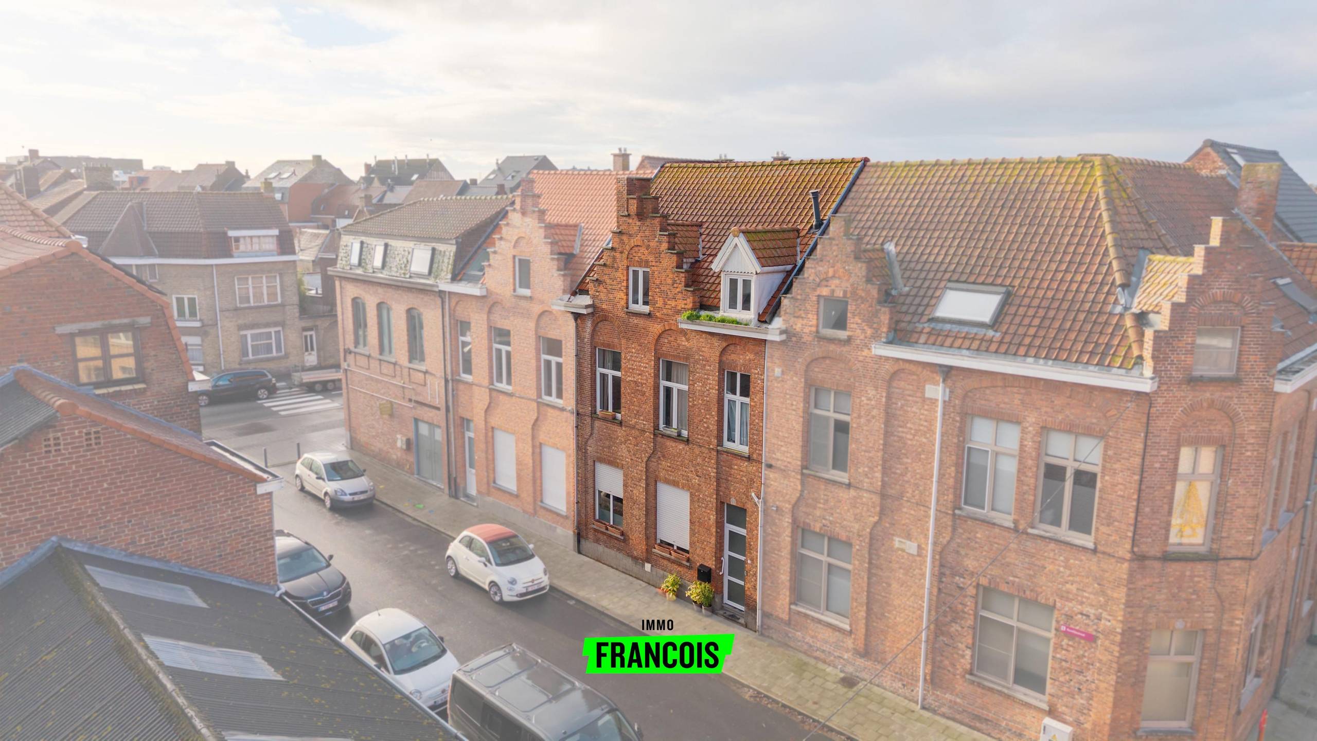 Ruime te renoveren stadwoning nabij station Ieper - foto 1