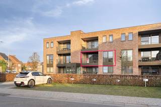 Appartement moderne avec 2 chambres, place de parking et 2 terrasses à Poperinge. Entièrement peint, avec rideaux et lumières ! Ascenseur...