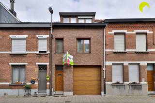 <p><span>In Hoboken vinden we deze woning die we betreden via de inkomhal die toegang geeft enerzijds tot de ruime garage, anderzijds de kelder en eveneens toegang biedt naar de gezellige, zuidgerichte tuin.</span></p><p><span>Op de 1ste verdieping vinden we de living/eetkamer, de keuken en een gezellige veranda die voorzien is van een lichtkoepel die zorgt voor natuurlijk licht en een trap naar de tuin. </span></p><p><span>Achter de keuken bevindt zich de badkamer.</span></p><p><span>Op de 2de verdieping zijn er 2 ruime slaapkamers aanwezig.</span></p><p><span> </span></p><p><span>Graag som ik voor u nog even de troeven van deze authentieke woning op:</span></p><p><span> </span></p><ul><li><span>Gelegen nabij openbaar vervoer, belangrijke toegangswegen en scholen in de omgeving</span></li><li><span>De mogelijkheid om aan de woning uw persoonlijke "touch" te geven</span></li><li><span>Ruime, hoge garage, berging en tuin!</span></li><li><span>4 slaapkamers</span></li></ul><p><span> </span></p><p><span>EPC 436 kwh/jaar - label E- renovatieverplichting binnen de 6 jaar<br />P-score: klasse C</span><span> </span></p><p><span>G-score:</span><span> klasse C</span></p><p><span> </span></p><p><span>Voor een bezoek ter plaatse kan u ons contacteren op het nummer 03 449 42 41 of mail ons via hallo@habicom.be.</span></p><p><span>Benieuwd naar de waarde van jouw woning?  Check het gratis op <span>www.watismijnhuiswaard.be</span></span></p>