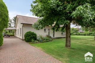 Instapklare woning met zuidelijk georiënteerde tuin. Glegen in rustige verkaveling op 5 minuten van de Nederlandse grens.Bijzonderheden: * Ruime...