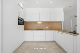 <span><strong>**Gerenoveerde appartementen Stadscentrum Mechelen**<br /><br /></strong><span>Middenin de historisch binnenstad, namelijk in de Lange Schipstraat, bieden we met veel plezier deze appartementen aan! Dit gebouw werd recent volledig gerenoveerd en omvat een combinatie van 1 en 2 slaapkamer appartementen. Naar indeling toe kan je een inkomhal met apart toilet vinden. Een open leefruimte met ingerichte keuken en dit grenzende aan het terras. Ook de badkamer met dubbele lavabo en douche is volledig geïnstalleerd en ingericht. Verder is er een berging met aansluiting voor wasmachine en ook op de kelderverdieping is elk appartement voorzien van een berging. Bijkomend bieden wij 3 autostaanplaatsen te koop aan dewelke exclusief de vraagprijs aangekocht kunnen worden aan 30.000,- EUR/ st.<br /><br /></span><span><strong>Je kan dit project vinden op www.connect-immo.be ! <br />Meer informatie of een bezoek ter plaatse? Met plezier! Contacteer onze vastgoedmakelaar Ilse: office@connect-immo.be of 016 229 228.<br /><br /></strong><span>App 0001: 295.000€ met een EPC-score B<br />App 0101: 270.000€ met een EPC-score C<br />App 0102: 305.000€ met een EPC-score B<br />App 0201: 280.000€ met een EPC-score B<br />App 0202: 315.000€ met een EPC-score B</span></span></span>