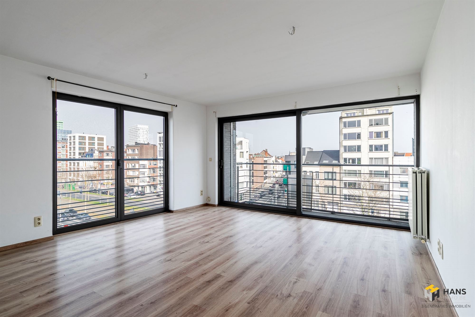 Instapklaar hoekappartement ( 100 m²) met 2 slaapkamers, 2 badkamers en terras (5 m²) in Antwerpen (2000). - foto 2