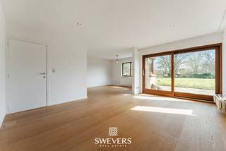 Voor uitgebreide info, surf naar www.SWEVERS.be! – Ben jij nog op zoek naar een uiterst ruime gezinswoning met mogelijkheden voor een bureau- of praktijkruimte? Wil je graag wegdromen in een zonovergoten tuin van maar liefst 28a 69ca zonder in te boeten op een vlotte bereikbaarheid? Dan word jij wellicht de nieuwe eigenaar van de Bieststraat 78 in Heusden-Zolder. Deze ruime woning met een bewoonbare oppervlakte van maar liefst 270m² heeft met zijn 6 slaapkamers en riante tuin heel wat te bieden. Zowel de grote woonkamer als de volledig uitgeruste keuken hebben een prachtig zicht op riante tuin. Dankzij de ideale zuidoostelijke oriëntatie geniet je de hele dag van de zon in deze zalige oase van rust. Gelijkvloers heb je verder een berging, een bureauruimte en een eerste slaapkamer van maar liefst 22m². Dankzij de aparte ingang creëer je hier zeer eenvoudig een grote bureau, een praktijkruimte of zelfs een kangoeroewoonst. Op de eerste verdieping heb je 4 grote slaapkamers en de vernieuwde badkamer. Op de tweede verdieping vind je slaapkamer nummer 6. De grote tuinberging met tweede verdiep, de carport en fietsenberging bieden nog zeer veel extra ruimte. Je woont hier op een uiterst vlotbereikbare locatie met de E314 en het trein- en busstation van Heusden vlakbij. Het centrum van Zolder biedt alles wat je dagelijks nodig hebt in de directe omgeving. Interesse? Bel ons dan vandaag nog voor een afspraak. tel. 011 255 155. Bron bewoonbare oppervlakte: EPC – verslag.