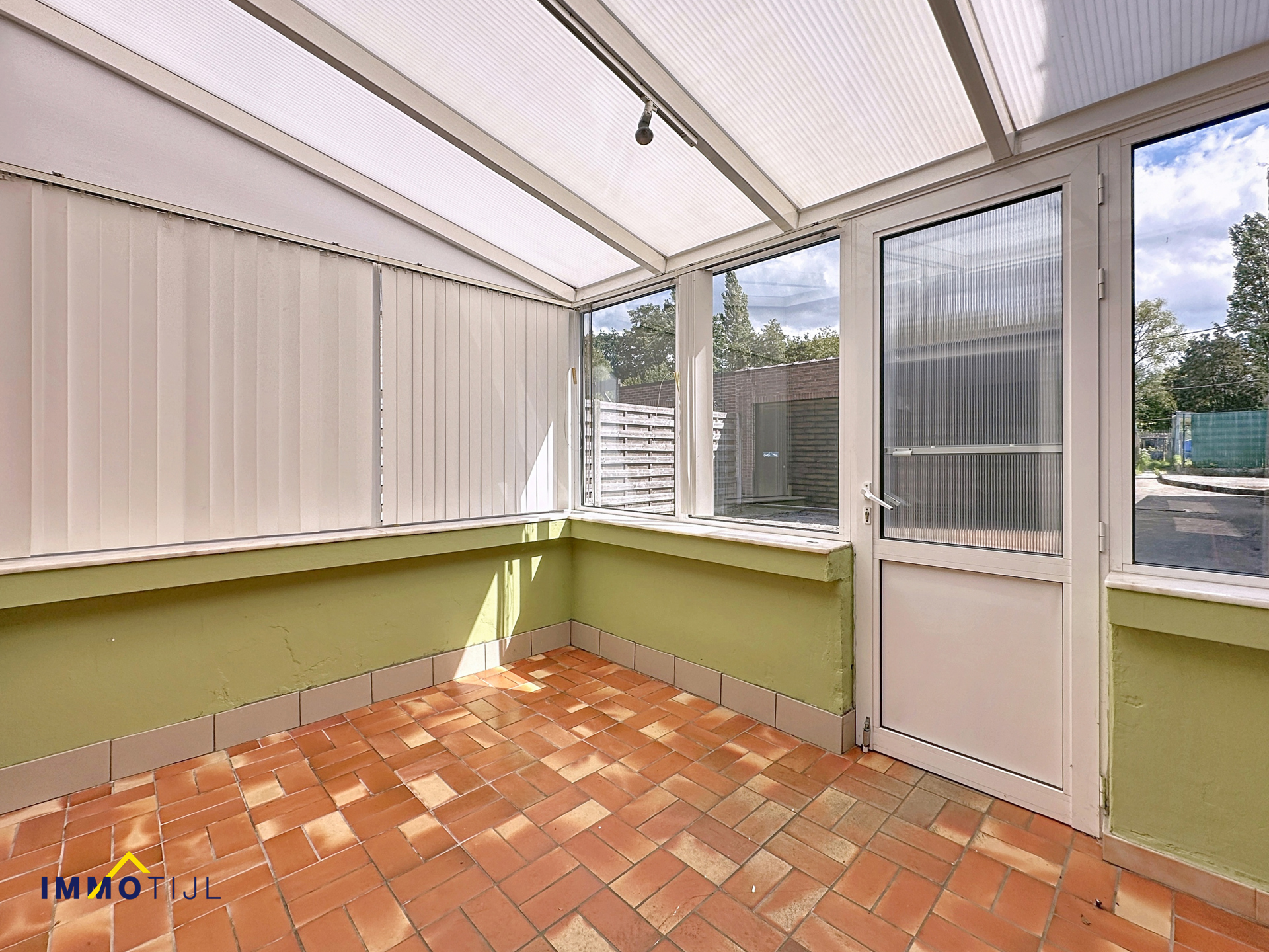 Halfopen bebouwing met drie slpks, garage en diepe tuin! - foto 4