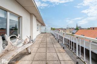 In het hart van de stad, op een toplocatie waar alles binnen handbereik ligt, bevindt zich dit dakappartement met een ruim en zonnig terras...