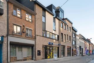 <strong>👉 Perfect voor studenten, starters of investeerders </strong>die op zoek zijn naar een kwalitatieve, energiezuinige en centraal gelegen studio in het hart van Leuven.<br /><br />Deze energiezuinige, instapklare studio (37,1 m²) biedt modern comfort, hoogwaardige afwerking en een uitzonderlijke rustige ligging pal in de Diestsestraat – één van de bekendste en meest levendige winkelstraten van Leuven.<br /><br /><strong>✨ Waarom deze studio uniek is:</strong><br />
<ul>
<li><strong>Absolute topligging:</strong> midden in Leuven-centrum, op wandelafstand van winkels, horeca, openbaar vervoer en universiteiten</li>
<li><strong>Energiezuinig & modern uitgerust:</strong> eigen zonnepanelen, ventilatie C+, videofoon en airconditioning</li>
<li><strong>Hoogwaardige afwerking: </strong>kwalitatieve materialen en een praktische indeling die elke m² optimaal benut</li>
<li><strong>Volledig ingerichte kitchenette </strong>met Whirlpool-toestellen (microgolf, kookplaat, koelkast, dampkap, spoelbak)</li>
<li><strong>Badkamer met charme:</strong> voorzien van douche, lavabo en toilet</li>
<li><strong>Lichtrijke zuidgerichte leefruimte</strong> met <strong>toegang tot een klein terras </strong>– extra licht en buitengevoel midden in de stad</li>
<li><strong>Handige berging</strong> met aansluiting voor was- en/of droogmachine</li>
<li><strong>Kleinschalige, rustige residentie</strong> op de derde verdieping (8 studio's)</li>
<li><strong>Gemeenschappelijke fietsenstalling</strong> voor extra comfort</li>
<li><strong>Ideaal als investering:</strong> zeer gegeerd door studenten, jonge starters en investeerders dankzij de ligging en energiezuinigheid</li>
</ul>