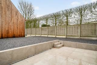 - Instapklare woning in de Oostrozebeeksestraat 50 in Wielsbeke<br />- Lichtrijke leefruimte met open keuken<br />- Handige berging<br />- Terras en privé-staanplaats<br />- 3 slaapkamers<br />- Grote zolder met vaste trap (mogelijkheid 4de slaapkamer)<br />- Badkamer met inloopdouche en wastafelmeubel<br />- 2 toiletten<br />- Vloerverwarming en warmtepomp/airco<br />- Zonnepanelen<br />- Regenwaterput van 10.000 liter<br />- Bijna-energie-neutraal<br />- Richtprijs: € 379.000