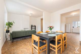 <p><strong>Magnifiek gerenoveerde duplex met 3 slaapkamers + terras!</strong></p><p>Ontdek deze stijlvolle en volledig gerenoveerde duplex waar ruimte, licht en comfort centraal staan. Dankzij de hoge plafonds en raampartijen en kwalitatieve afwerking biedt deze woonst een ideale combinatie van modern wonen en gezelligheid.</p><p>Locatie op wandelafstand van ALLES (en zee!) </p><p><strong>Indeling &amp; troeven:</strong></p><ul><li><p><strong>Royale hoge leefruimte</strong> met grote raampartijen en overvloedig natuurlijk licht</p></li><li><p><strong>Open, moderne keuken</strong> uitgerust met hedendaagse toestellen</p></li><li><p><strong>3 grote volwaardige slaapkamers</strong>, perfect voor gezin, bureau of hobbyruimte</p></li><li><p><strong>2x  groot en privaat terras</strong>, ideaal om buiten te ontspannen of gasten te ontvangen in de zomermaanden</p></li><li><p><strong>Strakke badkamer</strong> met kwaliteitsmaterialen en alle comfort</p></li><li><p>Energiezuinige renovatie en volledig instapklaar, alles nieuw</p></li><li><p>Grote private fietsenstalling en bergruimte alom<br /> </p></li></ul><p>Deze duplex is perfect voor wie op zoek is naar een gerenoveerde maar eigentijdse woonst met karakter én buitenruimte. <br />Geschikt als comfortabele gezinswoning of slimme investering aan zee.</p><p>Meer info of een bezoek? </p><p>karel@roetsvastgoed.be<br />0470342025</p>