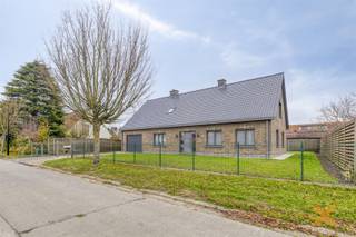 In een rustige, aangename wijk in Lievegem treffen we deze bijzonder ruime woning aan, perfect voor wie op zoek is naar een degelijk...
