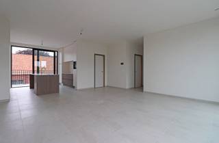 Welkom in het hart van Ardooie, welkom in residentie Parkzicht 2. Het uniek woonproject met het comfort van vandaag met zicht achteraan op het gemeentelijk park en op loopafstand van de markt van Ardooie.<br /><br />Deze kleinschalige residentie, slechts 8 appartementen, heeft een ondergrondse parkeergarage en een stijlvol afgewerkte inkomhal met trappenhal en lift.<br /><br />U komt de penthouse binnen via de ruime inkomhal met apart gastentoilet. Verder is er toegang naar de lichtrijke leefruimte (met grote glaspartijen en parket) met aansluitend de open keuken. Ook is er een aparte berging.<br /><br />Verder zijn er 2 volwaardige slaapkamers en 1 badkamer. Een unieke troef zijn de twee ruime terrassen. <br /><br />Het bijhorende ondergrondse complex omvat 12 staanplaatsen en bergingen.<br /><br />Aankoop mogelijk onder 6 % BTW.<br /><br />Wenst u graag een bezoek aan dit prachtig appartement of meer informatie? Contacteer ons gerust.