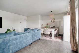 Op zoek naar een comfortabel appartement of een interessante investering? Dan is dit recent  appartement zeker een bezoek waard!<br /><br />Gelegen in een rustige straat en toch op wandelafstand van het centrum, geniet u hier van een ideale combinatie van rust en een vlotte bereikbaarheid van alle voorzieningen.<br />Het appartement omvat een inkomhal met gastentoilet, een lichtrijke leefruimte met open keuken, een praktische berging, twee volwaardige slaapkamers en een verzorgde badkamer.<br />Aan de voorzijde bevindt zich een ruim en zonnig terras.<br />De open keuken is volledig uitgerust met een keramische kookplaat, ingebouwde oven, dampkap, spoeltafel en koelkast.<br />De badkamer beschikt over een badkamermeubel met dubbele wastafel en een ligbad met douchemogelijkheid.<br /><br />Dankzij de recente bouwdatum, de gunstige EPC-score en de centrale verwarming op aardgas geniet u van een energiezuinige en onderhoudsvriendelijke woonst.<br />Een bijkomende troef is de garage, die afzonderlijk kan worden aangekocht bij het appartement.<br />Het appartement is momenteel verhuurd aan € 685 per maand, exclusief kosten, wat het eveneens tot een interessante investering maakt.<br />Uiteraard is het appartement ook perfect geschikt voor eigen bewoning.<br /><br /><strong>Troeven:</strong><br />-Rustige ligging nabij het centrum<br />-Recent gebouwd<br />-Ruim zonneterras<br />-2 slaapkamers<br />-Energiezuinig met gunstige EPC-score<br />-Centrale verwarming op aardgas<br /><br /><strong>Interesse? </strong>Neem gerust contact op voor meer informatie of een bezoek ter plaatse.