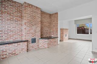 Deze gezinswoning is gelegen op korte afstand van centrum Lebbeke, vlakbij scholen, winkels en op wandelafstand van openbaar vervoer. Indeling:...