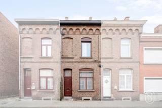 <p>Deze te renoveren woning ligt in het centrum van Ronse, op 5 minuten van scholen en openbaar vervoer.<br /><br />INDELING: zithoek en eetruimte, keuken, koer met berging, kelder. Op de verdiepingen bevinden zich 2 slaapkamers en de zolder met potentieel.<br /><br />TROEVEN: In te richten zolder, koer met berging, dubbele leefruimte + keuken, goedgelegen in het centrum. <br /><br />Te koop via Immo Beguin, jouw vastgoedexpert sinds 2009, met kantoren in Ronse, Waregem, Kortrijk, Deinze, Doornik en Lessines.<br /><br />Voor meer info of een bezoek contacteer ons gerust!<br />Info@immobeguin.be</p>